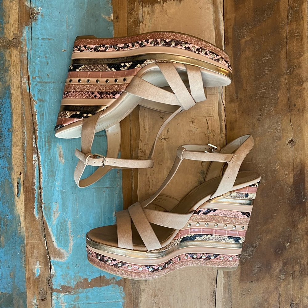 Nude Wedges 💫